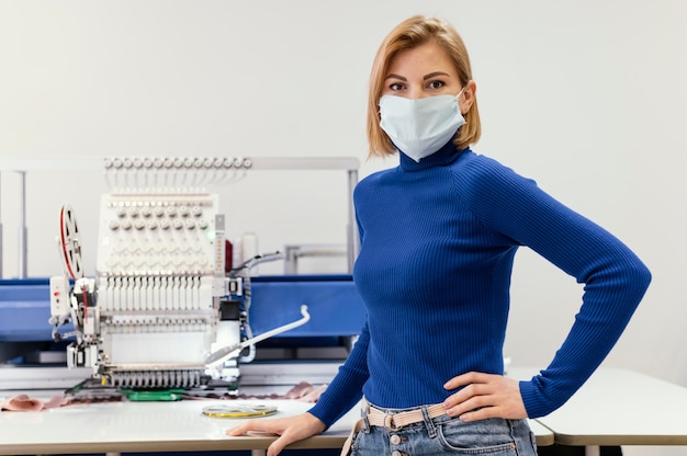 Propietario de negocio femenino trabajando