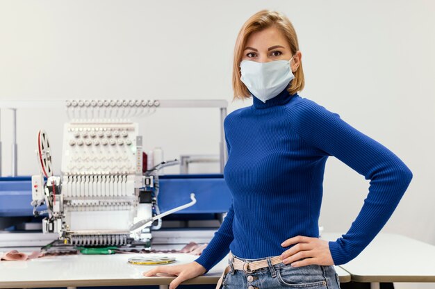 Propietario de negocio femenino trabajando