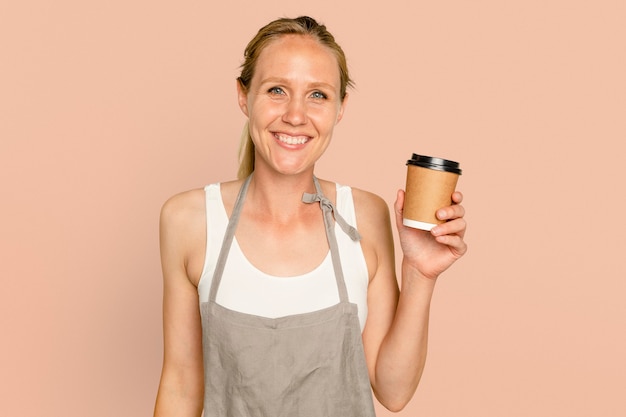 Propietario de negocio mujer sosteniendo la taza de café