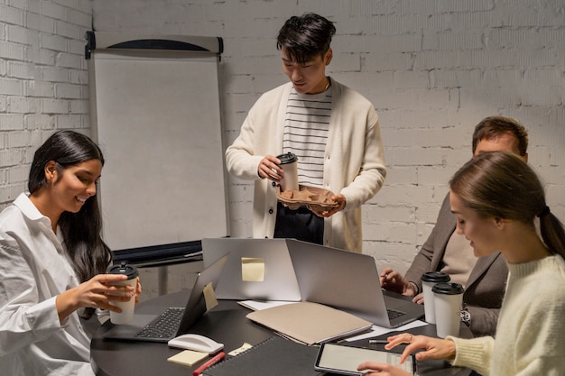 Foto gratuita propietario de negocio trabajando en su estrategia