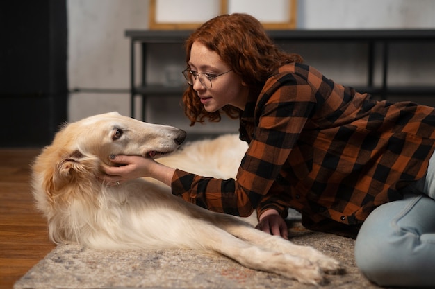 Propietario pasando tiempo con su perro galgo