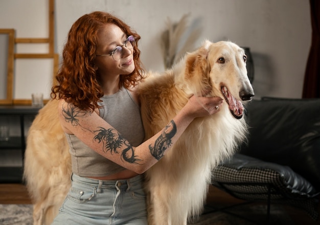 Propietario pasando tiempo con su perro galgo