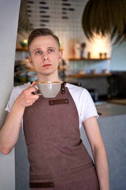 Propietario de una pequeña empresa bebiendo café