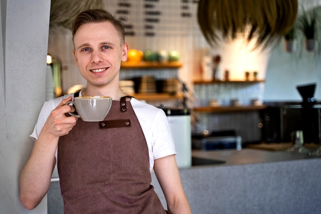 Propietario de una pequeña empresa bebiendo café