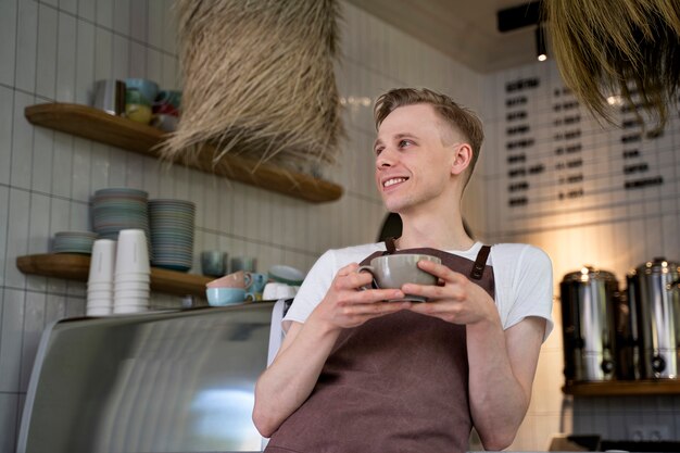 Propietario de una pequeña empresa bebiendo café