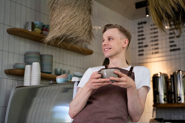 Propietario de una pequeña empresa bebiendo café