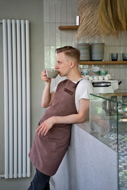 Propietario de una pequeña empresa bebiendo café