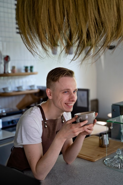 Propietario de una pequeña empresa bebiendo café