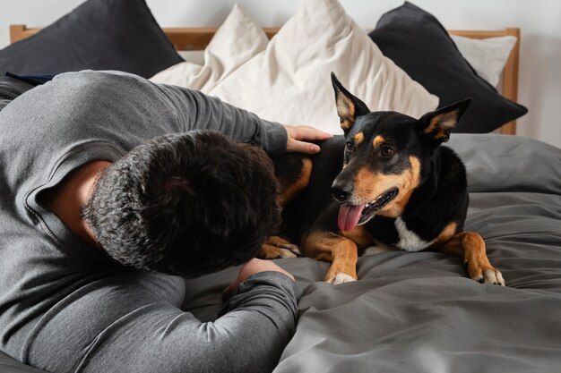 Propietario de tiro medio jugando con perro