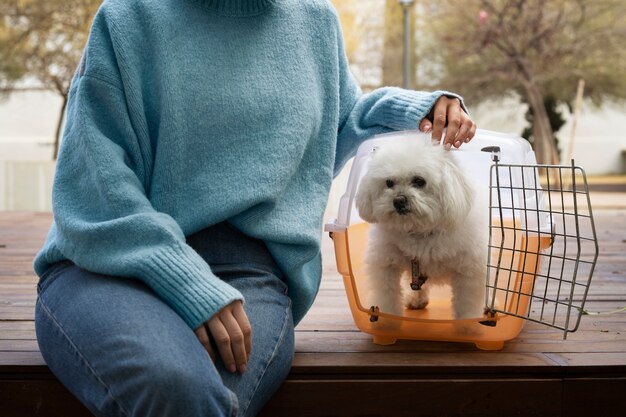 Propietario de vista frontal con transportador de mascotas