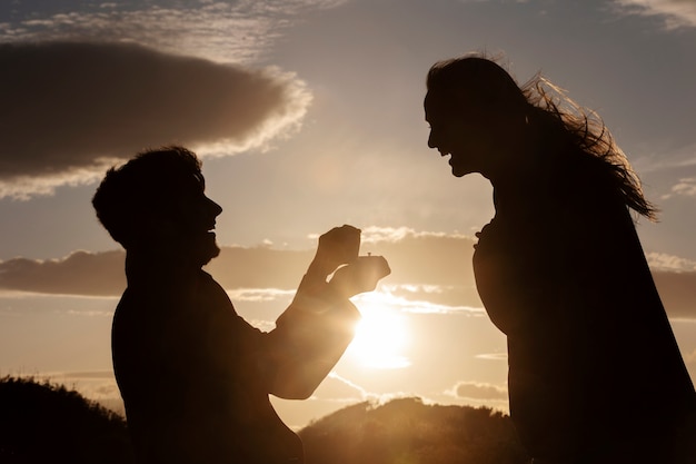 Propuesta de matrimonio de plano medio al aire libre.