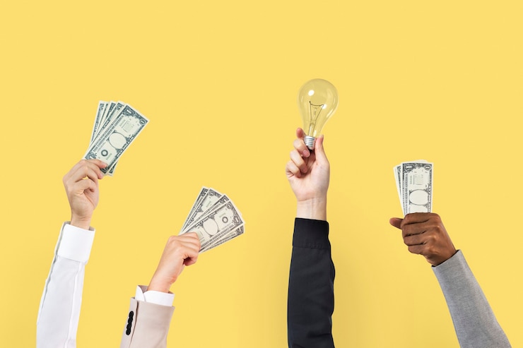 Foto gratuito propuesta de negocio haciendo una oferta manos sosteniendo dinero