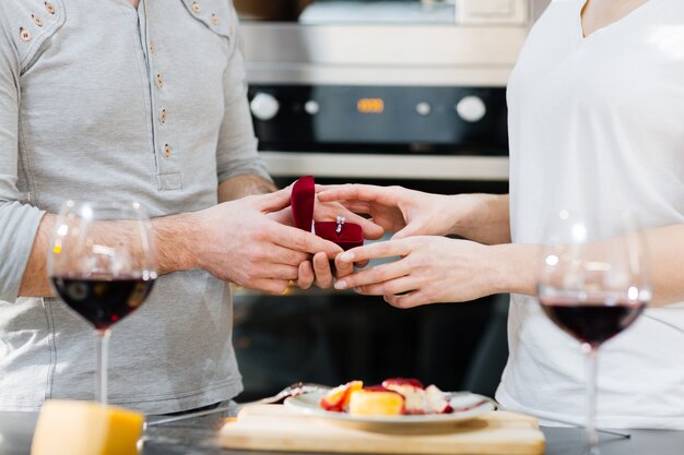 Propuesta romántica en la cocina