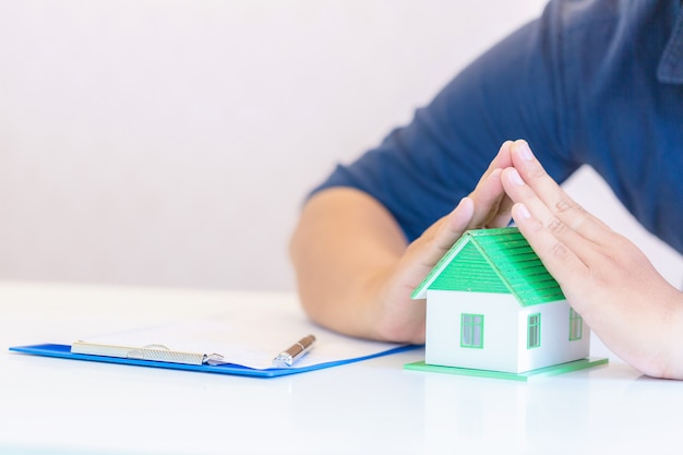 Foto gratuita protección de la casa en un banco.