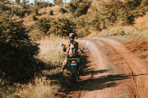 Protección contra la caza furtiva en una motocicleta, en un camino de tierra