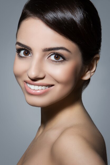 Protección de la piel. Mujer hermosa y natural con linda sonrisa