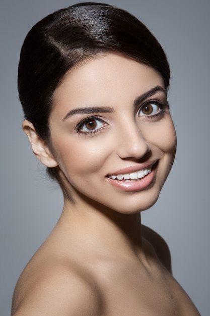 Protección de la piel. Mujer hermosa y natural con linda sonrisa