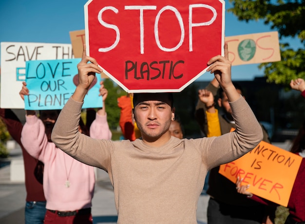 Foto gratuita protesta ambiental con gente de cerca.