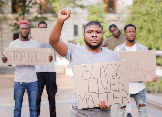 Foto gratuita protesta de materia viva negra