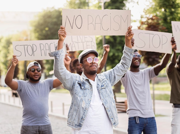 Foto gratuita protesta de materia viva negra