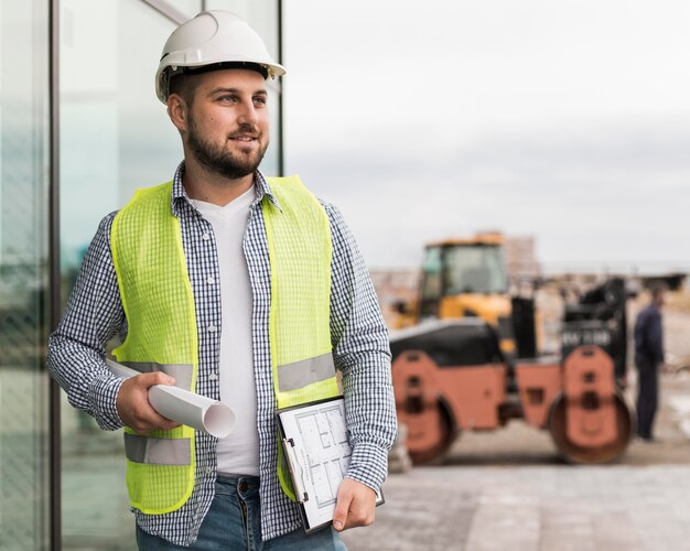 Proyecto de explotación de hombre sonriente de tiro medio