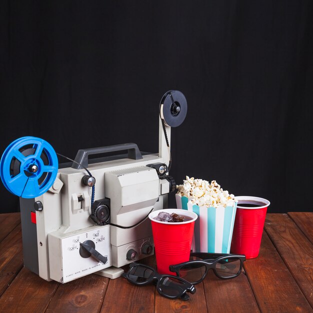 Proyector de películas, gafas 3D y comida de cine
