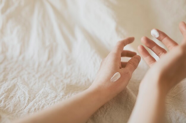 Prueba de producto de crema de belleza en el dorso de la mano