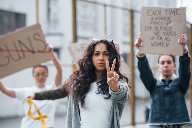 Prueba que estoy equivocado. Grupo de mujeres feministas al aire libre protesta por sus derechos