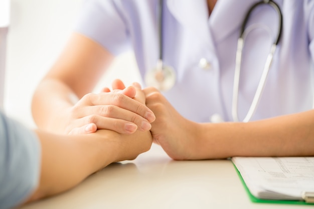 Foto gratuita psicóloga consulta paciente en el mostrador del hospital.