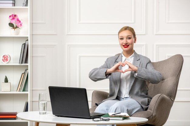 Psicóloga linda rubia joven mujer profesional brindando sesiones en línea enviando amor