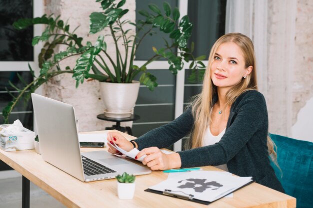 Psicólogo mujer joven rubia en su oficina