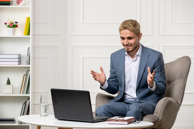 Psicólogo realizando sesiones en línea lindo guapo joven profesional sonriendo