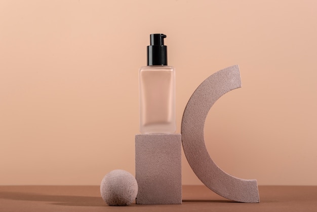 Publicidad de botellas de base y formas geométricas.