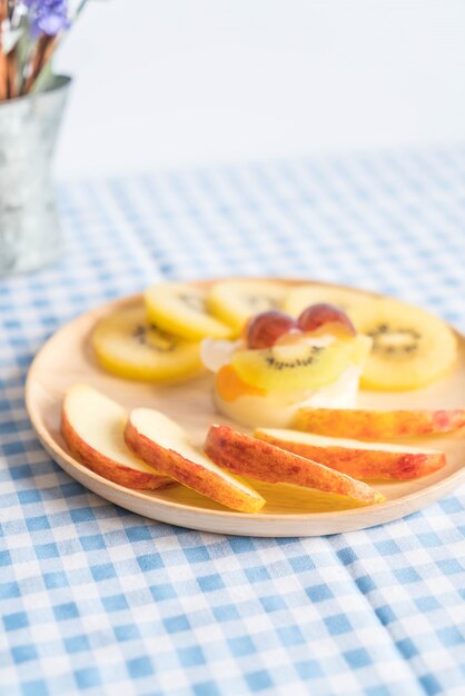 pudín de frutas con kiwi y manzana