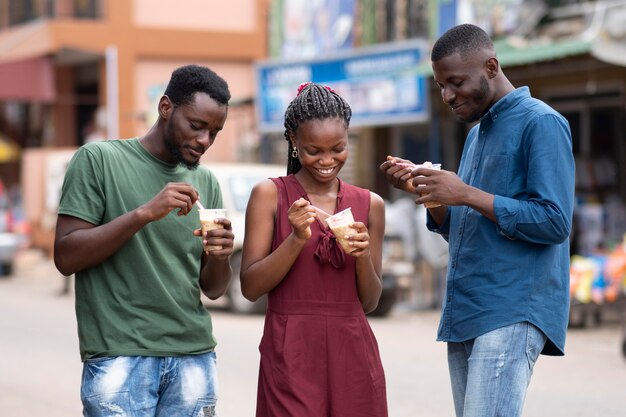 Pueblo africano comiendo una bebida fría