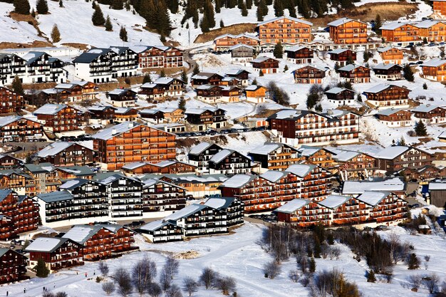 Pueblo alpino con chalés en invierno, Francia