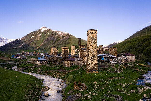 pueblo antiguo en las montañas