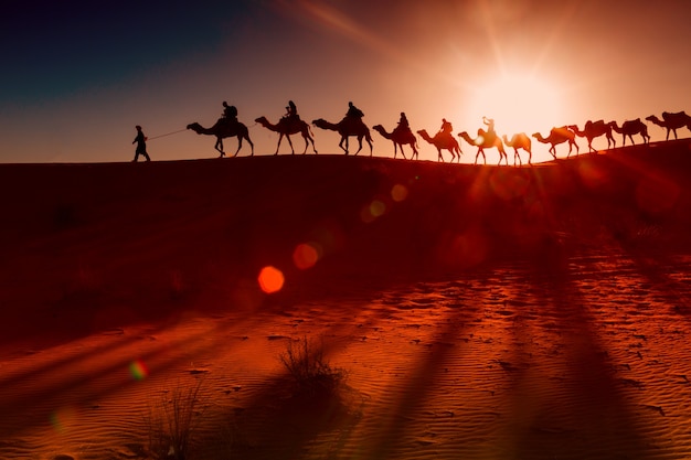 Pueblo árabe con caravana de camellos