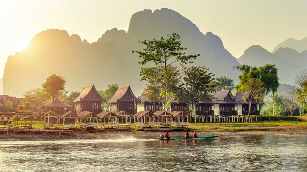 Pueblo y bungalows a lo largo del río Nam Song en Vang Vieng, Laos.