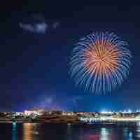 Foto gratuita pueblo costero con fuegos artificiales