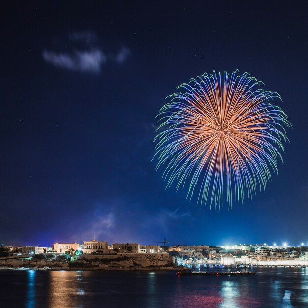 Pueblo costero con fuegos artificiales