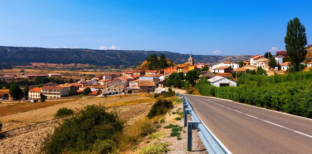 pueblo en día de verano. Frias de Albarracin