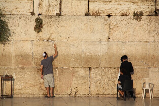 Pueblo judío rezando al muro occidental de Jerusalén