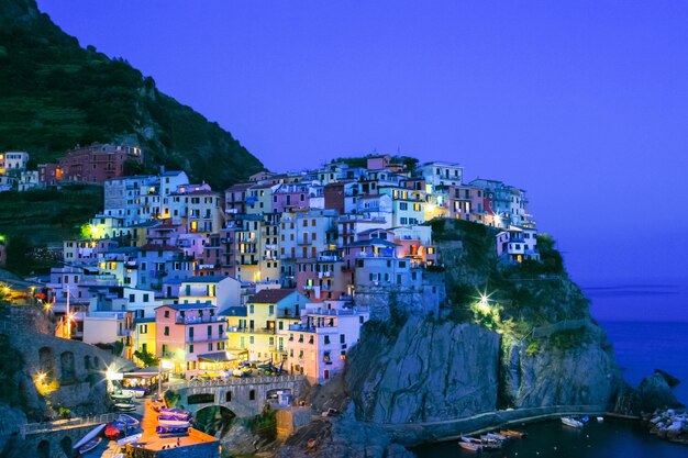 Pueblo de manarola al anochecer