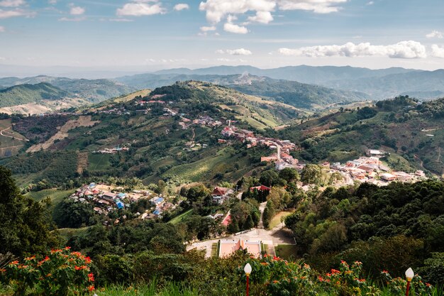 Pueblo en montaña y cielo azul en Tailandia