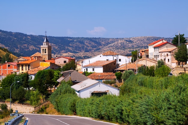 pueblo de montañas en día de verano. Frias de Albarracin