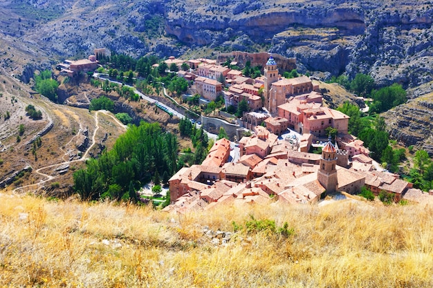 pueblo de las montañas españolas en día soleado. Albarracín