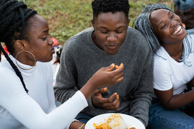 Pueblo nigeriano con comida deliciosa alto ángulo