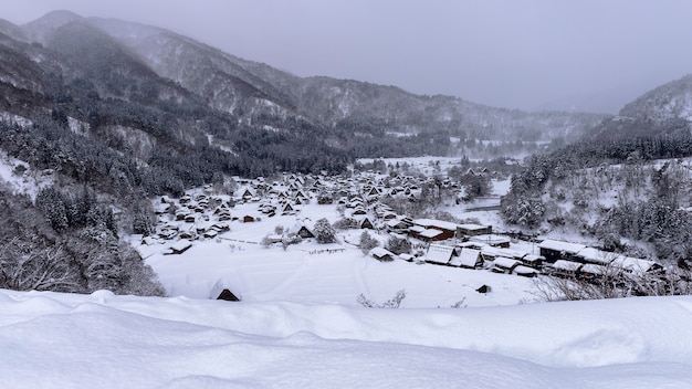 Foto gratuita pueblo de shirakawago en invierno, japón.