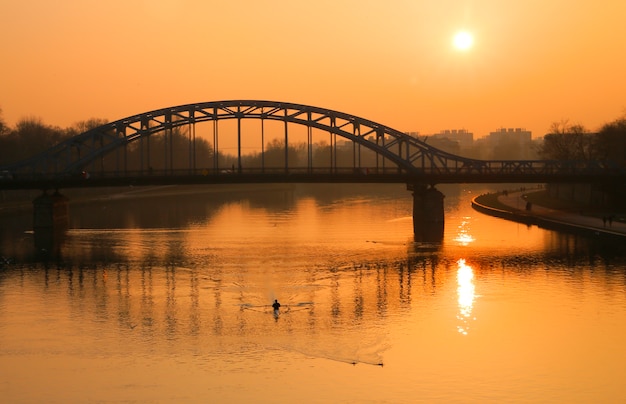 Foto gratuita puente de acero sobre un río.